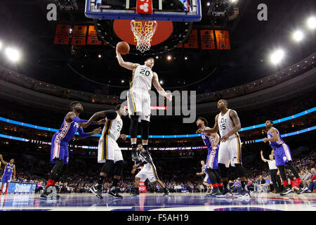 30 octobre 2015 : Utah Jazz guard Gordon Hayward (20) abat le rebond au cours de la NBA match entre les Utah Jazz et les Philadelphia 76ers au Wells Fargo Center de Philadelphie, Pennsylvanie. Les Utah Jazz a gagné 99-71. Christopher Szagola/CSM Banque D'Images