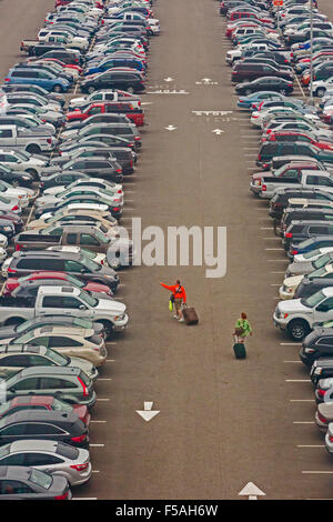 Cleveland, Ohio - un homme et une femme à la recherche de leur voiture dans un parking à Cleveland Hopkins International Airport. Banque D'Images
