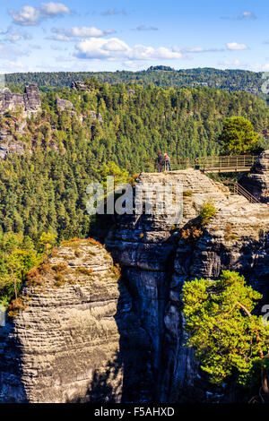 Panorama avec pinacles rock typique à Bastei à Rathen, la Suisse saxonne Banque D'Images