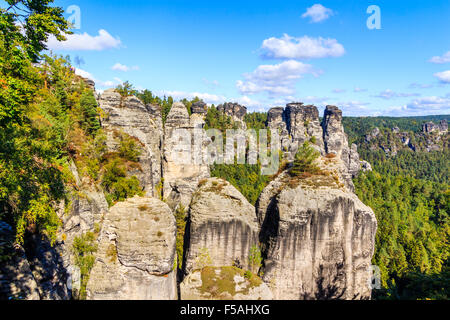 Panorama avec pinacles rock typique à Bastei à Rathen, la Suisse saxonne Banque D'Images