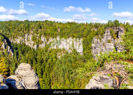 Panorama avec pinacles rock typique à Bastei à Rathen, la Suisse saxonne Banque D'Images