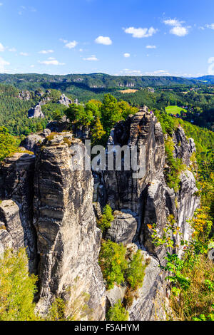 Panorama avec pinacles rock typique à Bastei à Rathen, la Suisse saxonne Banque D'Images