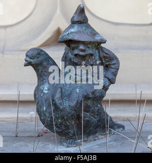 Pigeon-keeper dwarf dans Wroclaw, Pologne. Banque D'Images