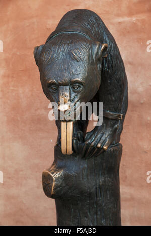 Fontaine en bronze représentant un ours noir d'Asie debout sur un tronc d'arbre à la place du marché de Wroclaw, Pologne. Banque D'Images
