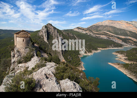 Ermitage de la Pertusa et le Montsec montagnes dans la Noguera, Lleida, Catalogne. Banque D'Images