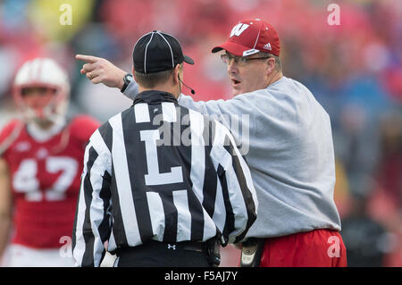 Madison, WI, USA. 31 octobre, 2015. L'entraîneur-chef du Wisconsin Paul Chryst demande un appel de sécurité au cours de la NCAA Football match entre le Rutgers Scarlet Knights et le Wisconsin Badgers au Camp Randall Stadium à Madison, WI. Le Wisconsin a défait 48-10 Rutgers. John Fisher/CSM/Alamy Live News Banque D'Images