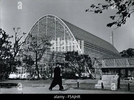 1968 - La plus grande serre à l'Orient ; la plus grande serre à l'Orient a été rempli par le ministère de la construction de jardins à Shinjuku, Tokyo, Japon, et sera ouvert au public le mois prochain. Un millier de plantes tropicales de 500 espèces différentes ont été transplantés en elle. La serre a une superficie de 1 739 mètres, et se trouve à 17 mètres de haut. Un total de 3.300 mètres carrés de verre ont été utilisées pour délimiter les idées. La photo montre une vue générale de la plus grande serre à l'Orient construit à Shinjuku Gardens. Tokyo. © Keystone Photos USA/ZUMAPRESS.com/Alamy Live News Banque D'Images