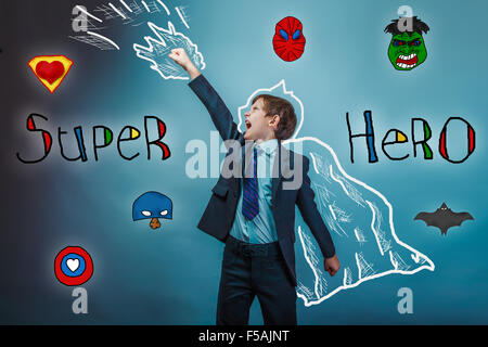 Super héros garçon leva ses mains homme superpuissance battant ph Banque D'Images