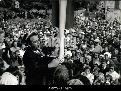 1968 - Après le jugement il y avait un concert improvisé dans la rue avec chants et danses par des filles et des garçons dans leurs pittoresques costumes nationaux. L'Italie organise une fête des asperges ; la jolie ville Asker dans la province de Varese, Italie du Nord, est célèbre pour ses asperges. C'est le chef du district et de l'industrie pour célébrer la saison des asperges un grand déjeuner a été tenue avec un concours pour la meilleure récolte dans le district. Belles filles en costume national y ont participé et il y avait des chants et des danses au son de la musique des instruments qui ne sont présents que dans la région de Varese Banque D'Images