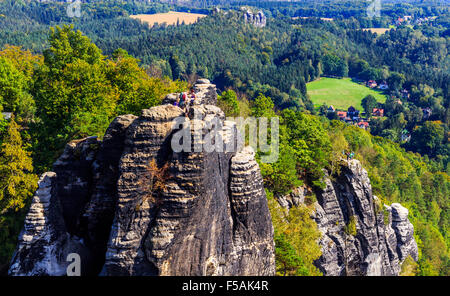 Panorama avec pinacles rock typique à Bastei à Rathen, la Suisse saxonne Banque D'Images