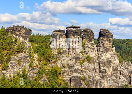 Panorama avec pinacles rock typique à Bastei à Rathen, la Suisse saxonne Banque D'Images