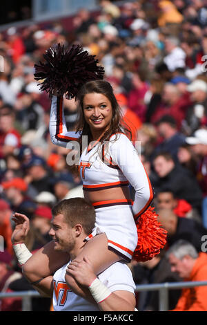 Samedi, 31 Octobre 2015 : un Virginia Tech Hokies cheerleader divertit lors de la NCAA Division 1 match de football entre les Virginia Tech Hokies et le Boston College Eagles la tenue à Alumni Stadium à Chestnut Hill, Massachusetts. Virginia Tech bat Boston College 26-10. Eric Canha/CSM Banque D'Images