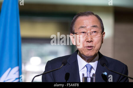 Genève, Suisse. 31 octobre, 2015. Le Secrétaire Général des Nations Unies Ban Ki-moon participe à une conférence de presse avec Peter Maurer (pas en photo), président du Comité international de la Croix-Rouge (CICR), après une réunion bilatérale sur les crises humanitaires au siège européen des Nations Unies à Genève, Suisse, le 31 octobre 2015. Ban Ki-moon, et Peter Maurer a averti samedi que les civils dans le monde sont de plus en plus de devenir les victimes d'un mépris systématique du droit international humanitaire. © Xu Jinquan/Xinhua/Alamy Live News Banque D'Images