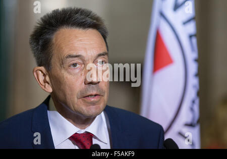 Genève, Suisse. 31 octobre, 2015. Peter Maurer, président du Comité international de la Croix-Rouge (CICR), assiste à une conférence de presse avec le Secrétaire général des Nations Unies Ban Ki-moon (pas en photo) après une réunion bilatérale sur les crises humanitaires au siège européen des Nations Unies à Genève, Suisse, le 31 octobre 2015. Ban Ki-moon, et Peter Maurer a averti samedi que les civils dans le monde sont de plus en plus de devenir les victimes d'un mépris systématique du droit international humanitaire. © Xu Jinquan/Xinhua/Alamy Live News Banque D'Images