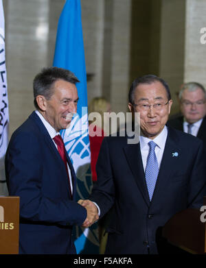 Genève, Suisse. 31 octobre, 2015. Le Secrétaire Général des Nations Unies Ban Ki-moon (R) et Peter Maurer, président du Comité international de la Croix-Rouge (CICR), assister à une conférence de presse après une réunion bilatérale sur les crises humanitaires au siège européen des Nations Unies à Genève, Suisse, le 31 octobre 2015. Ban Ki-moon, et Peter Maurer a averti samedi que les civils dans le monde sont de plus en plus de devenir les victimes d'un mépris systématique du droit international humanitaire. © Xu Jinquan/Xinhua/Alamy Live News Banque D'Images