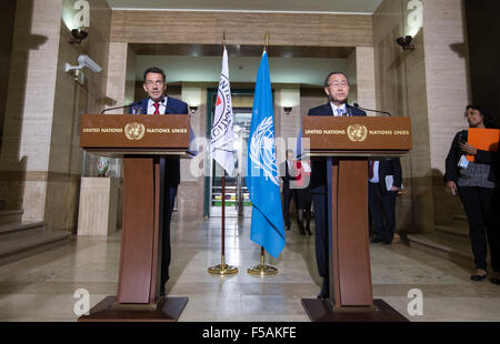 Genève, Suisse. 31 octobre, 2015. Le Secrétaire Général des Nations Unies Ban Ki-moon (R) et Peter Maurer, président du Comité international de la Croix-Rouge (CICR), assister à une conférence de presse après une réunion bilatérale sur les crises humanitaires au siège européen des Nations Unies à Genève, Suisse, le 31 octobre 2015. Ban Ki-moon, et Peter Maurer a averti samedi que les civils dans le monde sont de plus en plus de devenir les victimes d'un mépris systématique du droit international humanitaire. © Xu Jinquan/Xinhua/Alamy Live News Banque D'Images