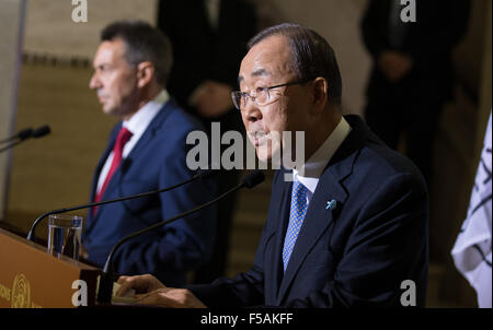 Genève, Suisse. 31 octobre, 2015. Le Secrétaire Général des Nations Unies Ban Ki-moon (R) et Peter Maurer, président du Comité international de la Croix-Rouge (CICR), assister à une conférence de presse après une réunion bilatérale sur les crises humanitaires au siège européen des Nations Unies à Genève, Suisse, le 31 octobre 2015. Ban Ki-moon, et Peter Maurer a averti samedi que les civils dans le monde sont de plus en plus de devenir les victimes d'un mépris systématique du droit international humanitaire. © Xu Jinquan/Xinhua/Alamy Live News Banque D'Images