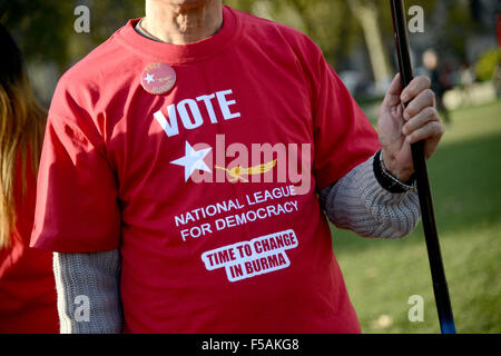 Ligue nationale pour la démocratie en Birmanie à l'extérieur du parlement de campagne à Londres, Angleterre, Royaume-Uni Banque D'Images