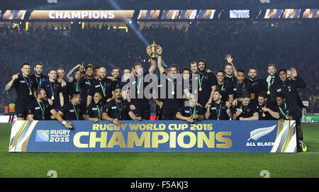 Londres, Royaume-Uni. 31 octobre, 2015. Londres - le 31 octobre : la Nouvelle-Zélande Richie McCaw lève le Trophée Webb Ellis, après la Nouvelle-Zélande bat l'Australie 34-17 lors de la Coupe du Monde de Rugby 2015 match de championnat au stade de Twickenham à Londres. Crédit photo : Bigshots.Photo Credit : Andrew Patron/Zuma/Patron © Andrew fil fil ZUMA/Alamy Live News Banque D'Images