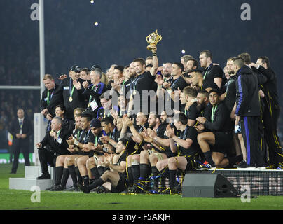 Londres, Royaume-Uni. 31 octobre, 2015. Londres - le 31 octobre : la Nouvelle-Zélande Richie McCaw lève le Trophée Webb Ellis, après la Nouvelle-Zélande bat l'Australie 34-17 lors de la Coupe du Monde de Rugby 2015 match de championnat au stade de Twickenham à Londres. Crédit photo : Bigshots.Photo Credit : Andrew Patron/Zuma/Patron © Andrew fil fil ZUMA/Alamy Live News Banque D'Images