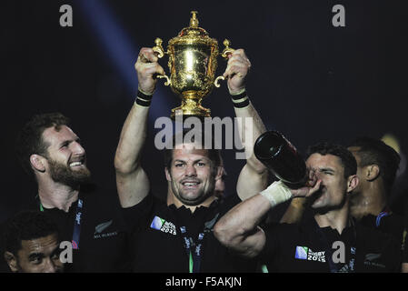 Londres, Royaume-Uni. 31 octobre, 2015. Londres - le 31 octobre : la Nouvelle-Zélande Richie McCaw lève le Trophée Webb Ellis comme Kieran Read a l'air sur et Dan Carter bénéficie de la champagne après la Nouvelle-Zélande bat l'Australie 34-17 lors de la Coupe du Monde de Rugby 2015 match de championnat au stade de Twickenham à Londres. Crédit photo : Bigshots.Photo Credit : Andrew Patron/Zuma/Patron © Andrew fil fil ZUMA/Alamy Live News Banque D'Images