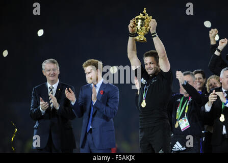 Londres, Royaume-Uni. 31 octobre, 2015. Londres - le 31 octobre : la Nouvelle-Zélande Richie McCaw lève le Trophée Webb Ellis, après la Nouvelle-Zélande bat l'Australie 34-17 lors de la Coupe du Monde de Rugby 2015 match de championnat au stade de Twickenham à Londres. Crédit photo : Bigshots.Photo Credit : Andrew Patron/Zuma/Patron © Andrew fil fil ZUMA/Alamy Live News Banque D'Images