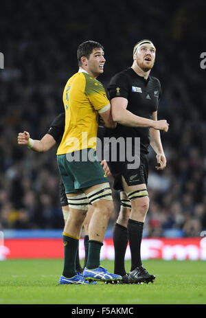 Londres, Royaume-Uni. 31 octobre, 2015. Londres - le 31 octobre : New Zealand's Brodie Retallick et Rob Simmons de l'Australie montre sur comme Dan Carter devient un but lors de la Coupe du Monde de Rugby 2015 match de Championnat où la Nouvelle-Zélande a battu l'Australie 34-17 au stade de Twickenham à Londres. Crédit photo : Bigshots.Photo Credit : Andrew Patron/Zuma/Patron © Andrew fil fil ZUMA/Alamy Live News Banque D'Images