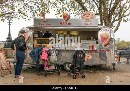 Famille en attente d'être servis à l'extérieur d'air Cafe hot-dog et la crème glacée van sur la rive sud Banque D'Images