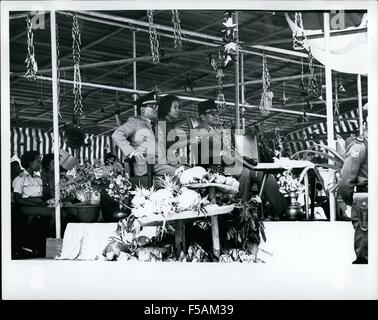 Sukarno, droite, lors de la cérémonie de pose de première pierre nouveau campus de l'Université de l'Indonésie, Djakarta, Indonésie, le 26 septembre 1965. Centre d'aide militaire, fans Soekarno. 26 Sep, 1965. Sur le côté gauche de l'homme en uniforme de ministre de l'enseignement supérieur B Général ( Thajeb Starif Professeur Dr (remplacé le 22 février 1966 par le Dr Johannes Leimena M e est également vice-premier ministre II) © Keystone Photos USA/ZUMAPRESS.com/Alamy Live News Banque D'Images