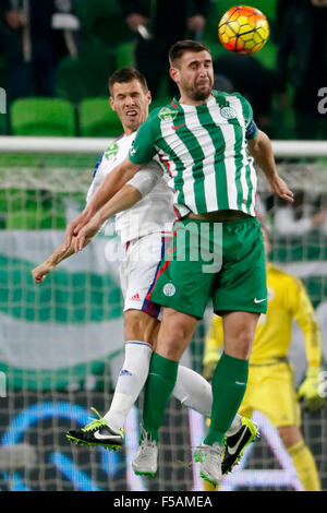 Budapest, Hongrie. 31 octobre, 2015. La bataille entre Daniel présagent de Ferencvaros (r) et Tamas de Gruz Vasas au cours de Ferencvaros contre Vasas OTP Bank League football match en Groupama Arena. Credit : Laszlo Szirtesi/Alamy Live News Banque D'Images