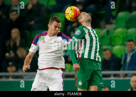 Budapest, Hongrie. 31 octobre, 2015. La bataille entre Stanislav Sestak de Ferencvaros (r) et d'Andras Debreceni de Vasas au cours de Ferencvaros contre Vasas OTP Bank League football match à Groupama Arena. Credit : Laszlo Szirtesi/Alamy Live News Banque D'Images