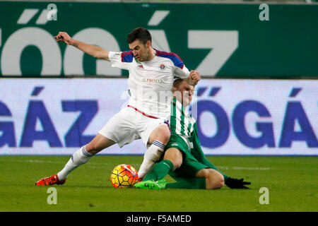 Budapest, Hongrie. 31 octobre, 2015. Emir Dilaver de Ferencvaros (r) glisse contre Tomislav Pajovic de Vasas au cours de Ferencvaros contre Vasas OTP Bank League football match à Groupama Arena. Credit : Laszlo Szirtesi/Alamy Live News Banque D'Images