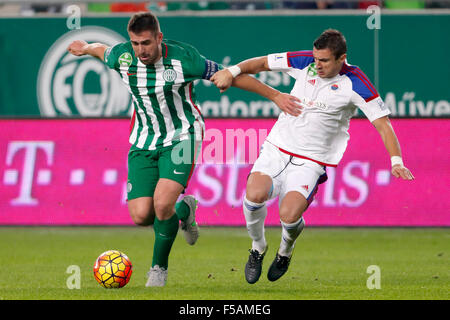 Budapest, Hongrie. 31 octobre, 2015. Duel entre Daniel présagent de Ferencvaros (l) et un joueur non identifié de Vasas au cours de Ferencvaros contre Vasas OTP Bank League football match à Groupama Arena. Credit : Laszlo Szirtesi/Alamy Live News Banque D'Images