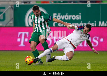 Budapest, Hongrie. 31 octobre, 2015. Duel entre Daniel présagent de Ferencvaros (l) et un joueur non identifié de Vasas au cours de Ferencvaros contre Vasas OTP Bank League football match à Groupama Arena. Credit : Laszlo Szirtesi/Alamy Live News Banque D'Images