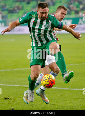 Budapest, Hongrie. 31 octobre, 2015. Duel entre Daniel présagent de Ferencvaros (l) et un joueur non identifié de Vasas au cours de Ferencvaros contre Vasas OTP Bank League football match à Groupama Arena. Credit : Laszlo Szirtesi/Alamy Live News Banque D'Images