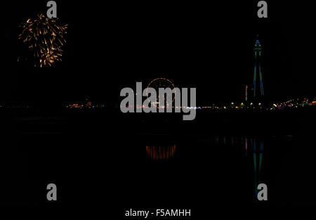 Nuit vue sur la plage, avec l'explosion d'artifice, à Central Pier Grande Roue et bleu-vert, la tour de Blackpool, Blackpool Sands Central Banque D'Images