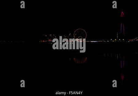 Nuit vue sur la plage au nord de la tour de Blackpool et des feux d'artifice au-dessus de Central Pier Grande Roue, Blackpool Illuminations, 2013 Banque D'Images