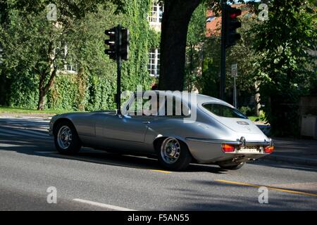 Voiture de sport classique sur route à Oslo Banque D'Images