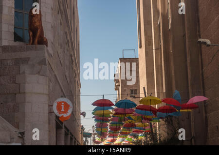 Jérusalem, Israël. Un lion - le symbole de la ville - sur le parapluie-couverts Yoel Moshe Solomon St. dans le centre-ville de Jérusalem. Banque D'Images