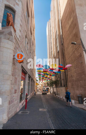 Jérusalem, Israël. Un lion - le symbole de la ville - sur le parapluie-couverts Yoel Moshe Solomon St. dans le centre-ville de Jérusalem. Banque D'Images