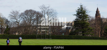 Scottish National Gallery of Modern Art, Edinburgh. Il n'y aura pas de miracles ici, par Nathan Coley. Banque D'Images