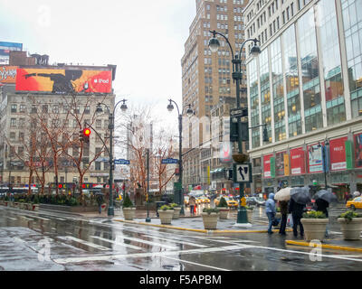 Un jour de pluie sur Greeley Square à New York City, USA. Banque D'Images