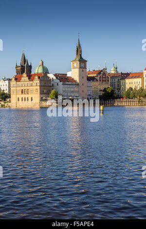 Vue sur la rivière Vltava à l'Bedrich Smetana Museum et Tour du pont de la Vieille Ville, Prague, République Tchèque, République Tchèque Banque D'Images