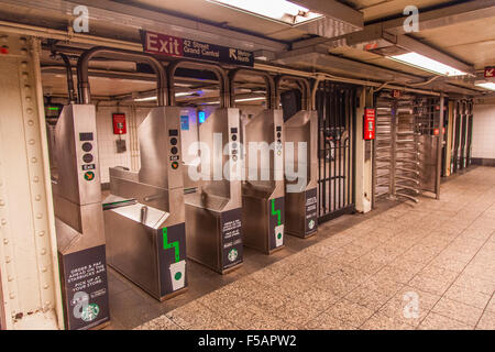 Tourniquets de métro à la station de métro de la gare centrale de New York USA Banque D'Images