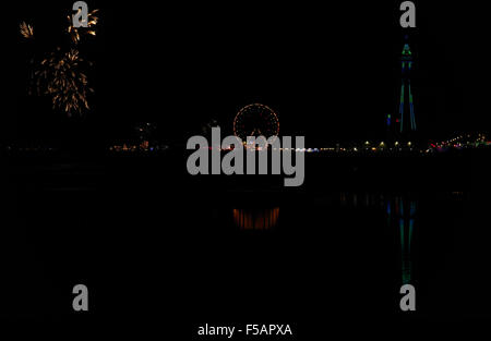 Plage de nuit vue nord au bleu-vert de la tour de Blackpool et de rupture d'artifice au-dessus de Central Pier, Blackpool Illuminations Banque D'Images