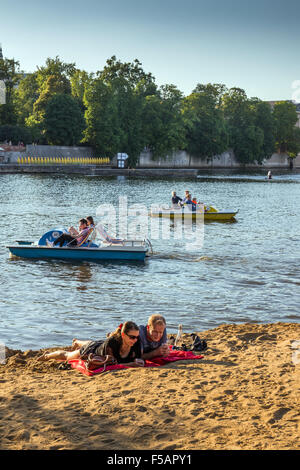 Les personnes bénéficiant d'une journée d'été sur la plage, Strelecky ostrov, Prague, République Tchèque Banque D'Images