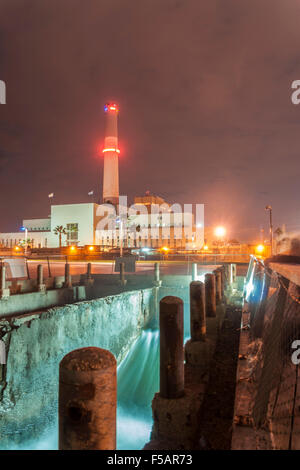 Tel Aviv, Israël. La 'Lecture' et d'un jet d'eau de refroidissement près du port de Tel-Aviv la nuit. Banque D'Images