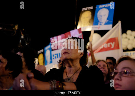 Israël 31 OCTOBRE : personnes participent à un rassemblement pour commémorer le 20e anniversaire de l'assassinat de l'ancien Premier Ministre israélien Yitzhak Rabin dans la Place Rabin à Tel Aviv, Israël le 31 octobre 2015. Plus de 100 000 personnes se sont rassemblées à Tel Aviv pour commémorer le 20e anniversaire de la mort de Rabin le 4 novembre 1995, quand il a été tué par l'extrémiste juif Yigal Amir, sur la même place qu'héberge le mémorial annuel. Banque D'Images