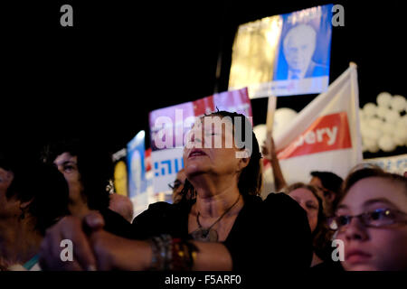 Israël 31 OCTOBRE : personnes participent à un rassemblement pour commémorer le 20e anniversaire de l'assassinat de l'ancien Premier Ministre israélien Yitzhak Rabin dans la Place Rabin à Tel Aviv, Israël le 31 octobre 2015. Plus de 100 000 personnes se sont rassemblées à Tel Aviv pour commémorer le 20e anniversaire de la mort de Rabin le 4 novembre 1995, quand il a été tué par l'extrémiste juif Yigal Amir, sur la même place qu'héberge le mémorial annuel. Banque D'Images