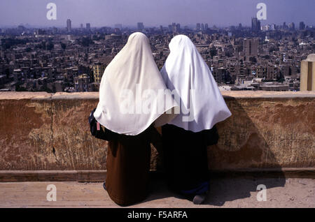 Les femmes musulmanes portant le foulard traditionnel Khimar ou Salaḥ le regard de Saladin : ad-Dīn une citadelle fortification islamique médiéval situé sur la colline du Mokattam au Caire, Egypte Banque D'Images